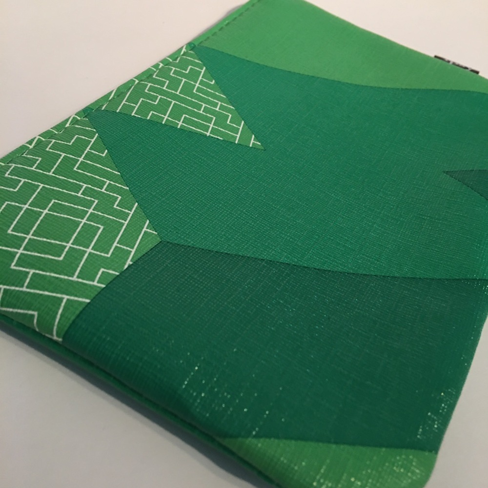 MONOCHROME GREEN POUCH - Picture 3 of 3